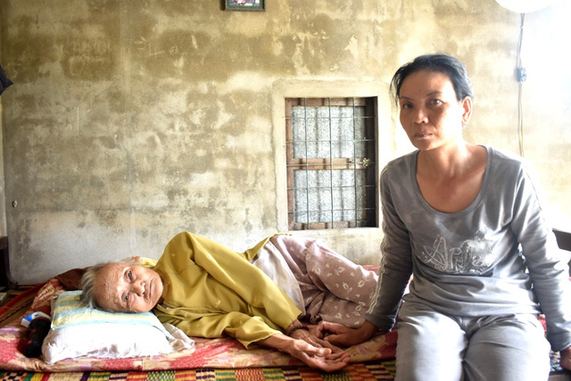Cảnh sống lay lắt của gia đình có mẹ già bị suy tim, con gái bị ung thư