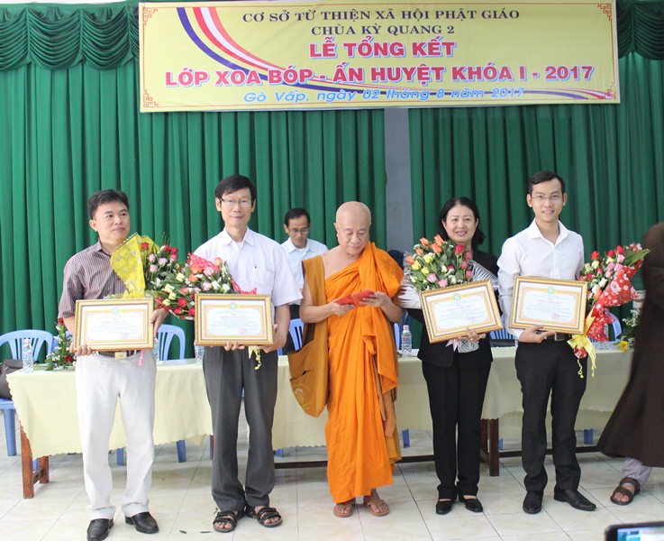 Chùa Kỳ Quang có thêm 42 người mù học nghề ra trường