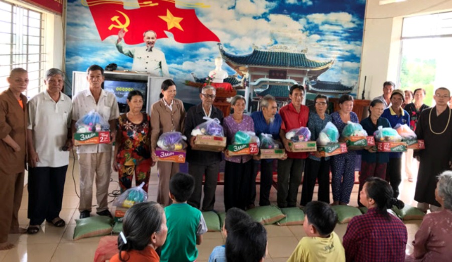 Các đơn vị Phật giáo khám bệnh, tặng quà học sinh