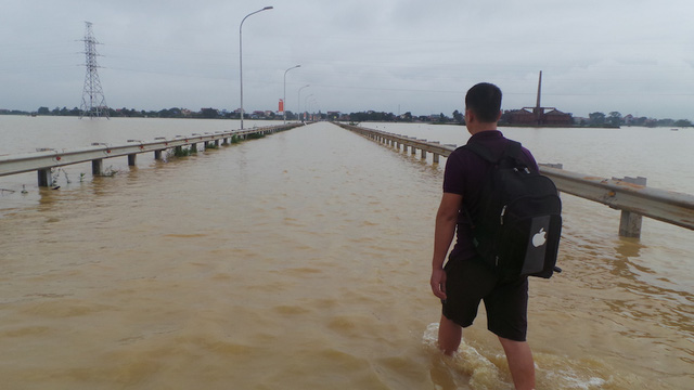 Ngoại thành Hà Nội ngập nặng, đường tỉnh lộ thành nơi... đánh cá