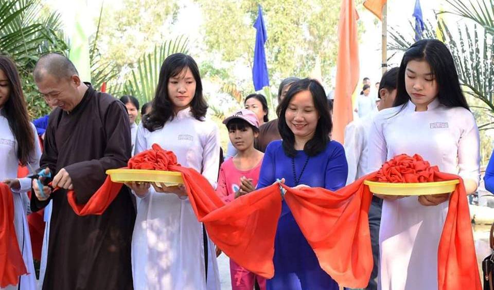 Nhóm từ thiện Minh Nguyệt xây cầu Nhân ái