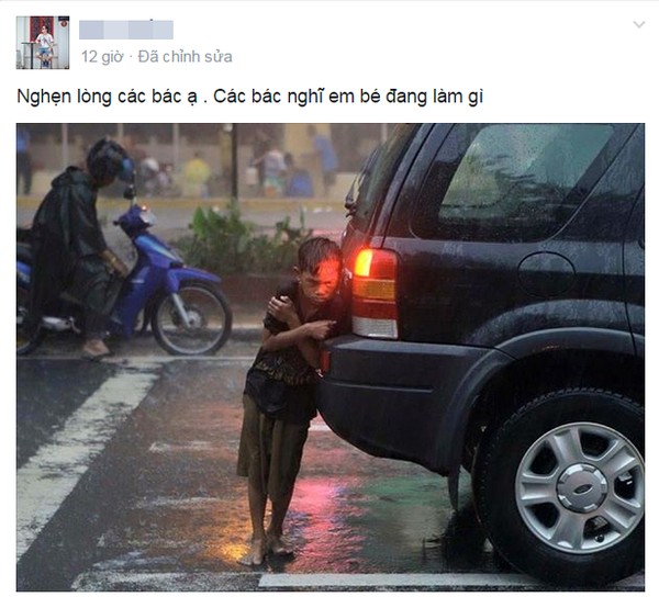 Nghẹn lòng trước bức ảnh em bé nép mình bên ô tô để trú mưa